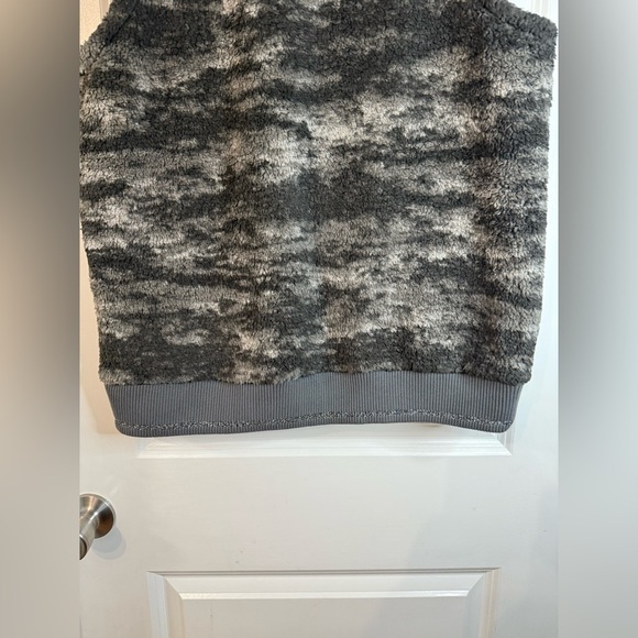 Athleta Women’s Fog Camo Bluff Sherpa Tugga Vest - Size Medium - Picture 5 of 8